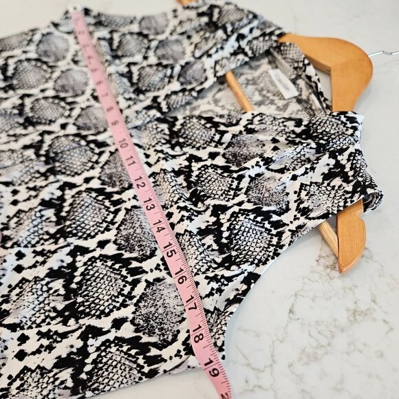 CALVIN Klein V Neck Black White Snake Print Sleeveless Shell Top Size PL - Picture 5 of 6